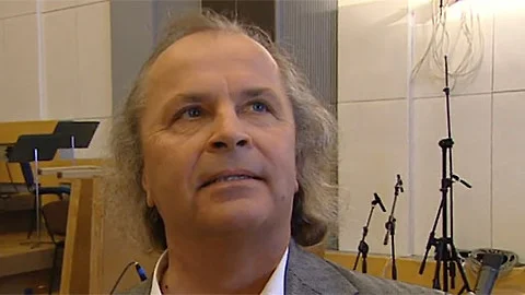 Portrét Marcele Vašinky v interiéru při natáčení.