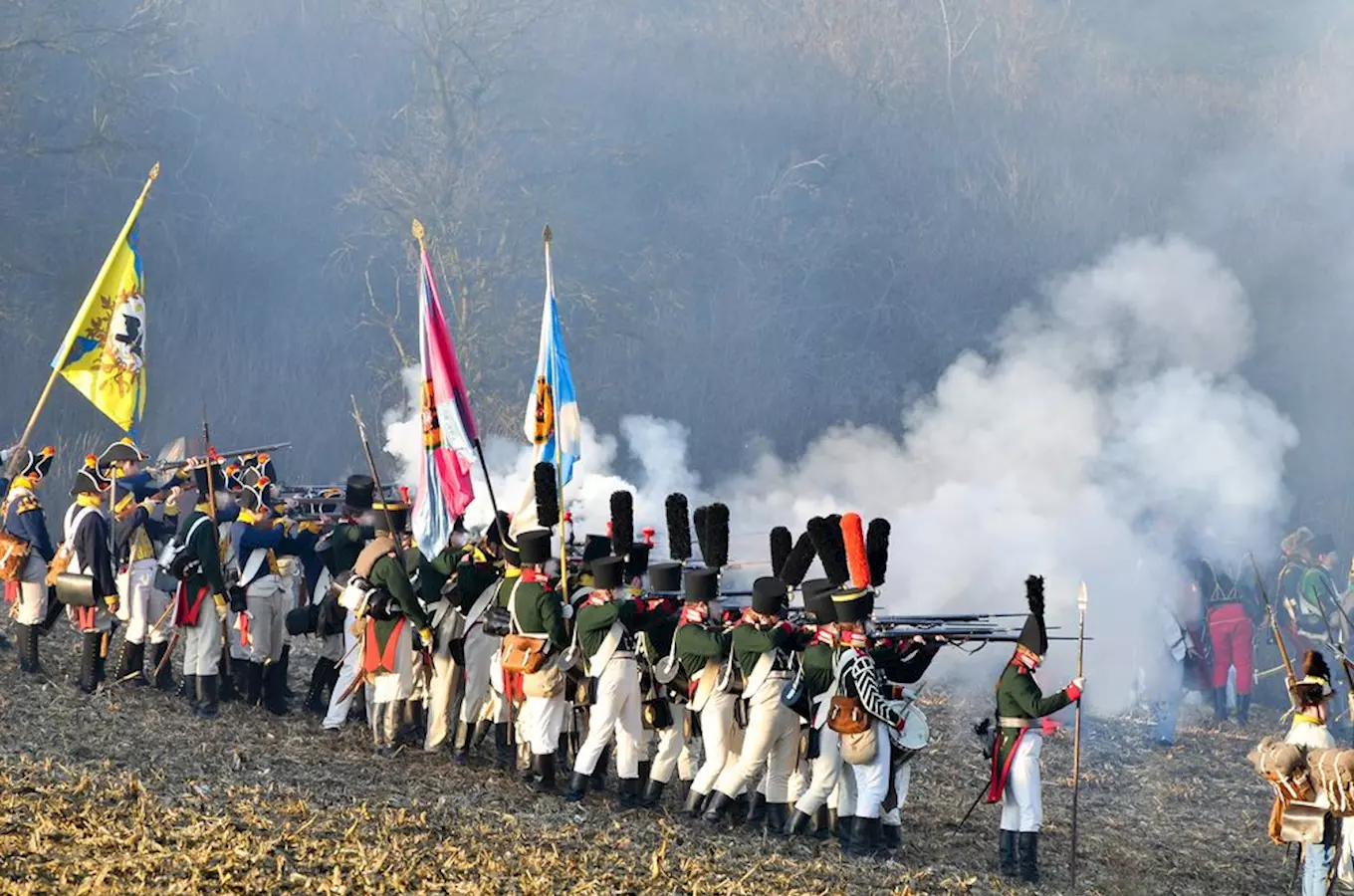 Reenakce bitvy u Slavkova s vojáky v historických uniformách.