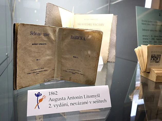 Otevřená kniha spisovatelky Boženy Němcové v expozici muzea.