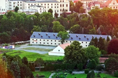 Historické budovy v zeleném parku u Olomouce.