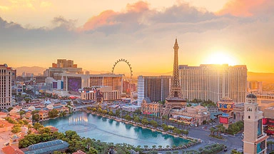 Panoramický pohled na nebe v Las Vegasu při západu slunce.