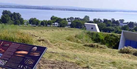 Pohled z kopce na jezero s historickými bunkry v jižní Moravě.